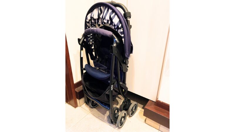 玄関に収納したアップリカ クルリーのベビーカー