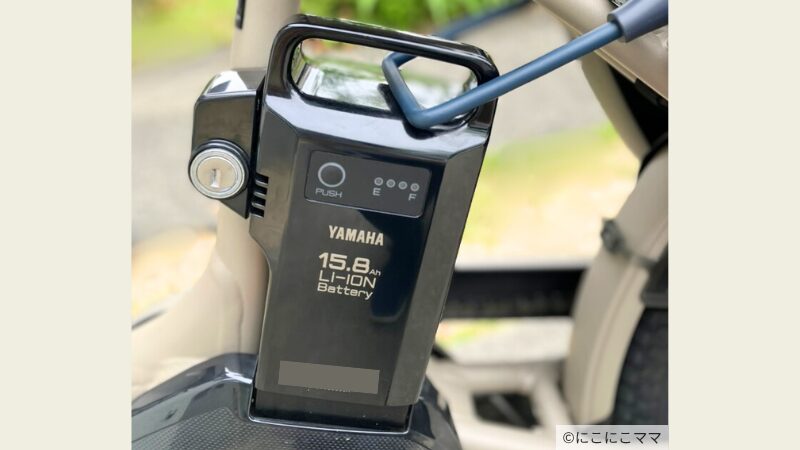 ヤマハ パスバビーアンスーパーのバッテリーユニットをアップで撮影した写真。取り付け位置やサイズ感が分かる。