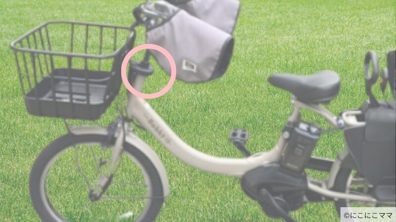 ヤマハ パスバビーアンスーパーのハンドルロックの位置を示した写真。自動で固定される仕組みの部分を丸で示している。