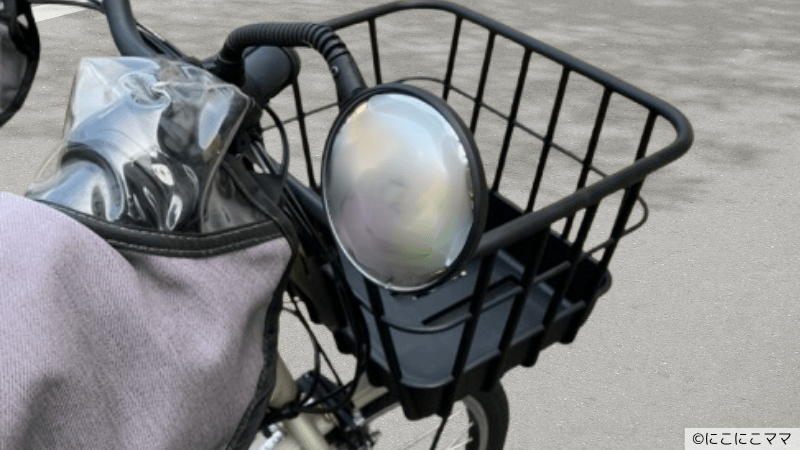 自転車のハンドルに取り付けたミラーの写真。後方確認用として使用。