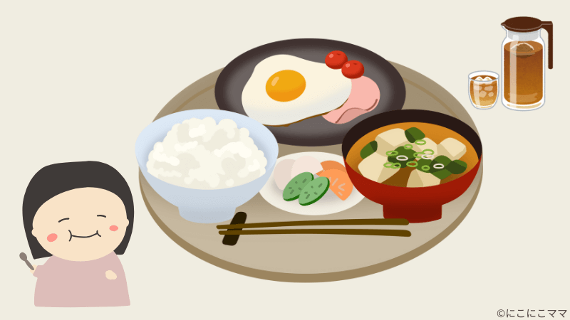 スプーンを持つ子どもと、朝食、お茶のイラスト。