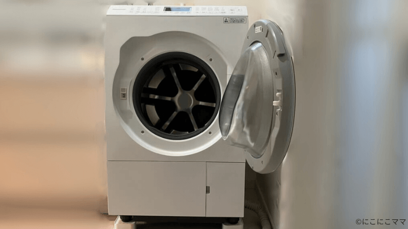 右開きのドラム式洗濯機。扉を開けた状態の写真。