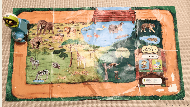 こどもちゃれんじ「はっけん！どうぶつサファリ」のシートと、ぽっぽんとおしゃべりしまじろうペンの写真。動物の鳴き声などが流れる教材。