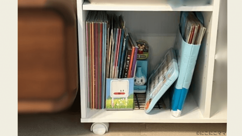 こどもちゃれんじの紙のワークや教材を棚に収納している様子。