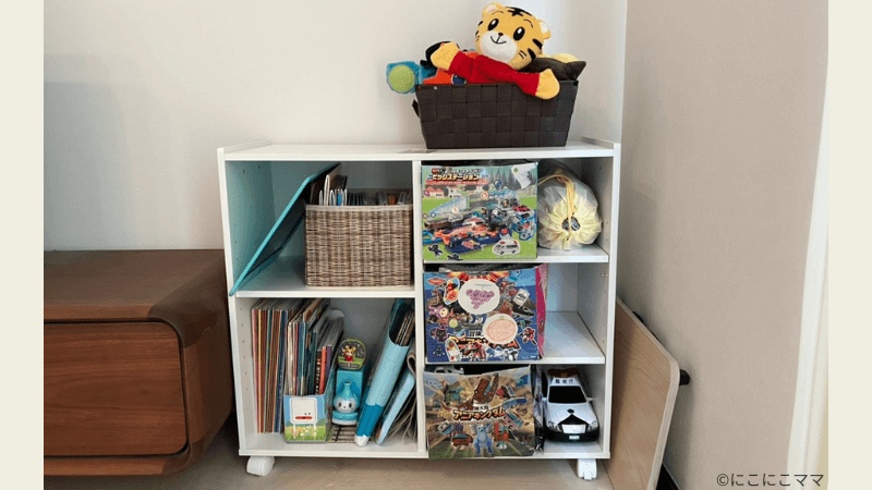 ニトリのマルチラックに教材やおもちゃを収納している我が家の実例写真。