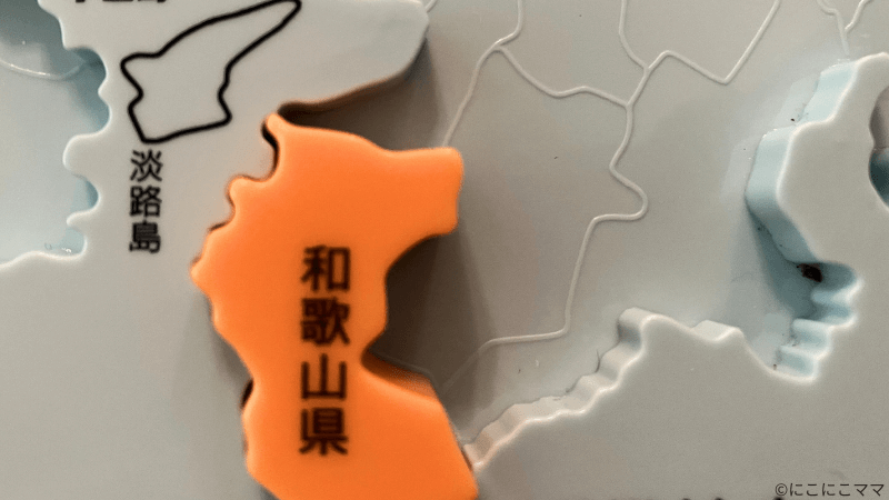 くもんの日本地図パズルの台に描かれた都道府県境の線がわかる写真。