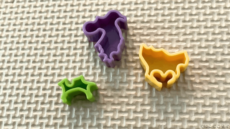 くもんの日本地図パズルのくぼみのあるピースの裏側の写真。